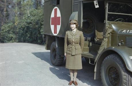 Královna za války. Albta II. ve vojenské uniform (duben 1945).