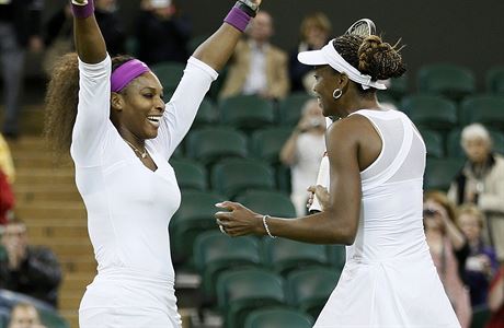 SESTERSK OBT. Serena (vlevo) a Venus pi spolen tyhe na olympid v...