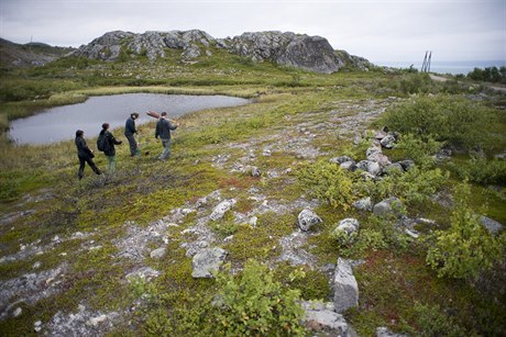 Vědci z ČZU lokalizují půdní sondu na pobřeží Barentsova moře.