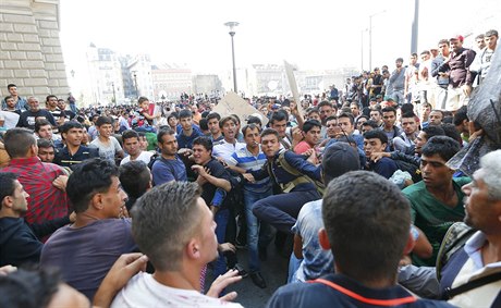 Migranti protestují proti zadrování na nádraí.