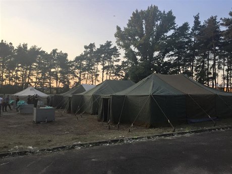 Vystavné stany pro uprchlíky.