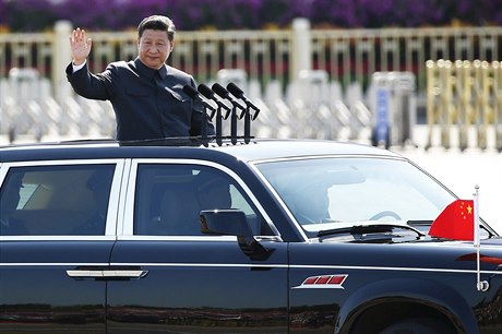 Čínský prezident Si Ťin-pching během vojenské přehlídky v Pekingu.