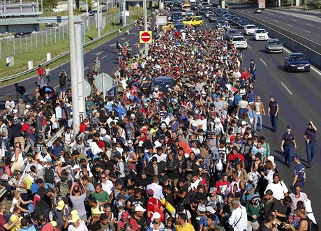 Migranti pochodují z Budapeti do Rakouska.