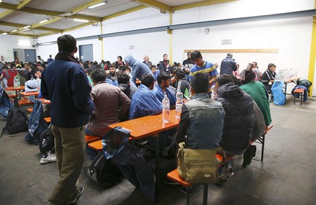 Uprchlíci odpoivájí v registraním stedisku na nádraí v Mnichov.