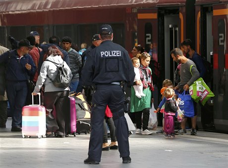 Policista dohlíí na výstup uprchlík z vlaku na nádraí v Mnichov.