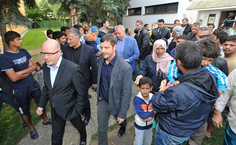 Premiér Bohuslav Sobotka navtívil pijímací tábor pro zajitní cizinc v...