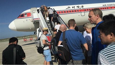 Turisté odlétají z Pchjongjangu letadlem spole�nosti Air Koryo.