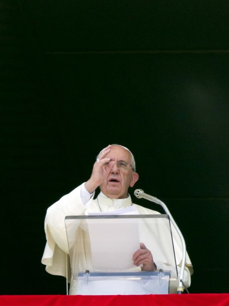 Papež František během nedělní modlitby na Svatopetrském náměstí.
