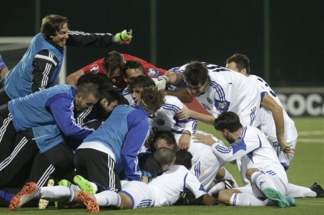 Nekonená radost fotbalist San Marina poté, co v Litv vstelili gól na hiti...