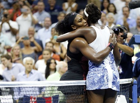 Serena Williamsová (vlevo) se objímá se svou sestrou Venus po vzájemném utkání...