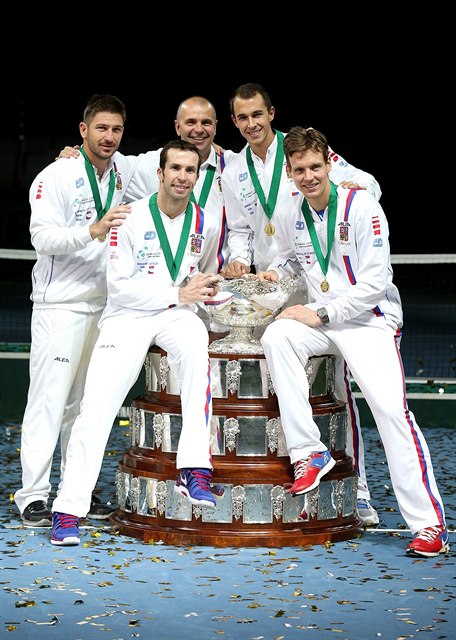 etí tenisté vyhráli Davis Cup. Zleva jsou Jan Hájek, Radek tpánek, kapitán...