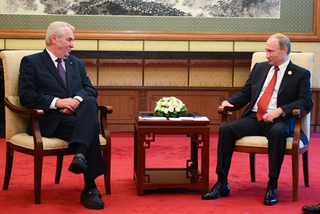 eský prezident Milo Zeman (vlevo) se 3. záí v Pekingu setkal s éfem Kremlu...