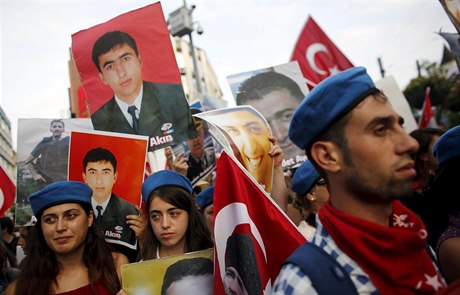 Obyvatelé Instanbulu protestují proti nedávné násilné smrti tureckých voják.