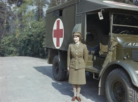 Královna za války. Alžběta II. ve vojenské uniformě (duben 1945).