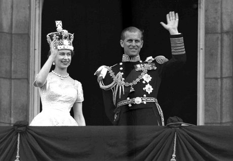 Britská královna Albta II. s manelem princem Philipem po boku. 