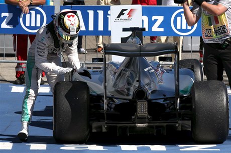 Lewis Hamilton chválí svůj vůz.
