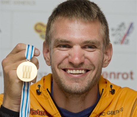 Skifař Ondřej Synek se světovým zlatem z veslování.