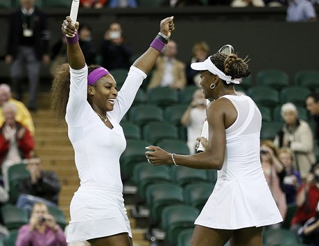 SESTERSKÉ OBTÍ. Serena (vlevo) a Venus pi spolené tyhe na olympiád v...