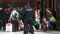 Policista dohl na vstup uprchlk z vlaku na ndra v Mnichov.