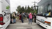 Uprchlíci vystupují z autobusů u nádraží Nickelsdorf.