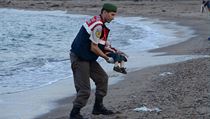 Tureck policista odn tlo malho syrskho chlapce, kter se utopil u...