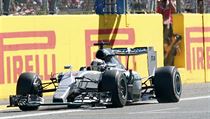 Lewis Hamilton projd clem okruhu v Monze.