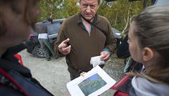 Paul Eric Aspholm z norského institutu Bioforsk diskutuje nad mapou zkoumaných...