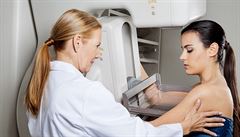 Vyšetření rakoviny prsu mamografem. Ilustrační foto. | na serveru Lidovky.cz | aktuální zprávy
