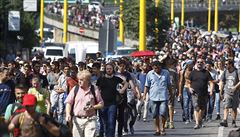 Stovky migrant opoutjí Budape.