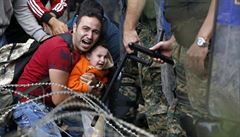 Strach dítte a zoufalství mladého otce na makedonsko-srbské hranici. (srpen...