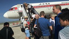 Turisté odlétají z Pchjongjangu letadlem spolenosti Air Koryo.