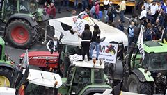 Zemdlci se nkolikrát s traktory pokoueli prorazit policejní zátarasy, na...