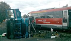Ve luknov se srazil vlak s autem, celkem 12 zrannch