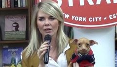 Courtney Dasherová a její pes Tuna, který se v esku proslavil jako pes  tefan...