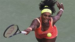 Serena Williamsová se natahuje po míku.