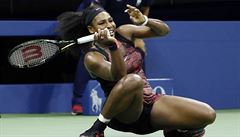 Serena Williamsová bhem utkání se svou sestrou Venus na US Open.