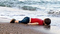 Malého syrského chlapce, který se utopil, vyplavilo moe u tureckého...