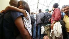 Další tisíce uprchlíků na hranicích s Rakouskem. Vlaky z Maďarska stojí