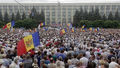 Demonstranti po�adují politické zm�ny a vy�et�ení bankovního skandálu.
