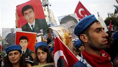 Obyvatelé Instanbulu protestují proti nedávné násilné smrti tureckých voják.