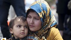 Lesbos - pístav bezpeí? Afghánská matka s malým synkem po vylodní na eckém...