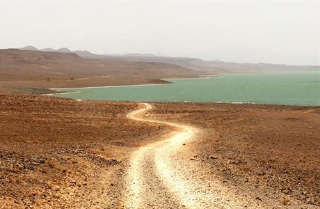 Cesta nehostinnou pustinou okolo jezera Turkana