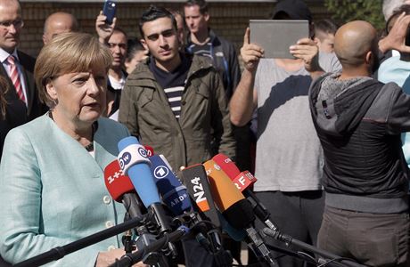 Kancléka Angela Merkelová bhem své návtvy v uprchlickém stedisku.