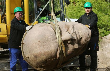 Tém tytunovou hlavu ulové sochy Vladimira Iljie Lenina vykopali ve...