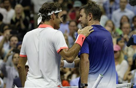 Stan Wawrinka gratuluje Federerovi k postupu do finle