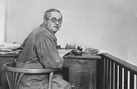Josef apek pi práci v roce 1930.
