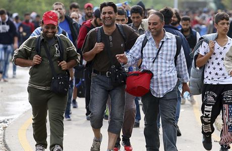 Uprchlíci se radují z pekroení maarsko-rakouských hranic v Nickelsdorfu.