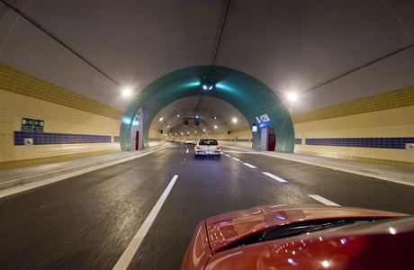 estikilometrov tunel byl zprovoznn po osmi letech budovn a se tyletm...