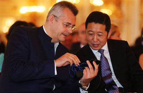 Jaroslav Tvrdík se zástupcem čínské velvyslankyně  při příležitosti...