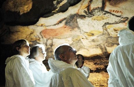 Vdci pozorují starodávné malby v jeskyni Lascaux. Slouila pedkm i jako...